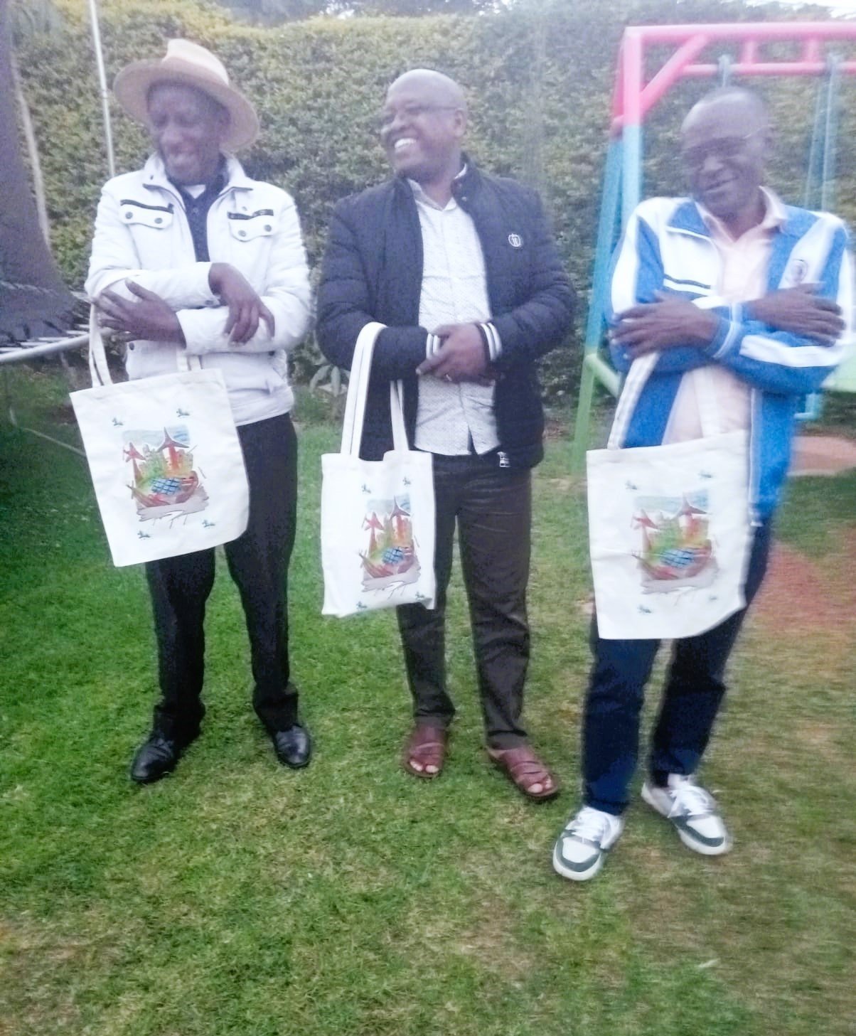 Customer carrying a Jesse Ellis environmental tote bag